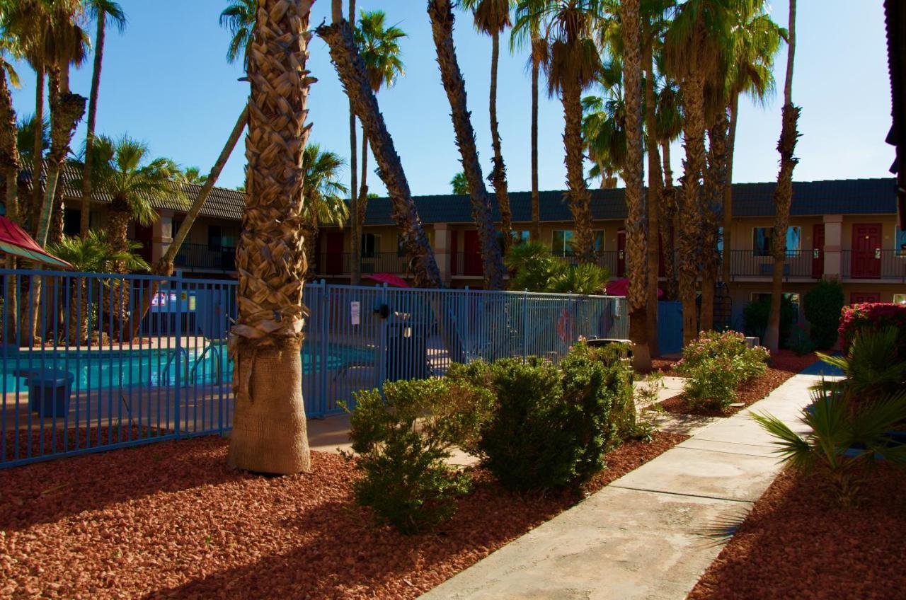 Ramada By Wyndham Yuma Motel Exterior foto